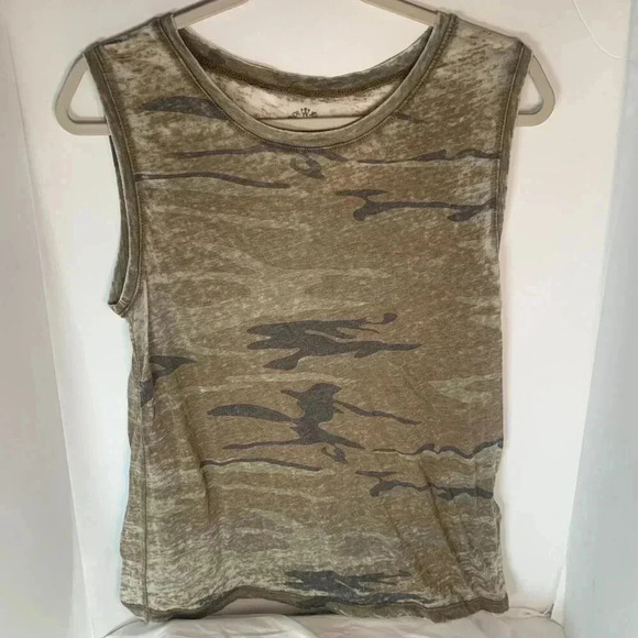 Well Worn Tops - Vintage Well Women's Camo Tank Top Sz M  Armycore Militarycore Campcore